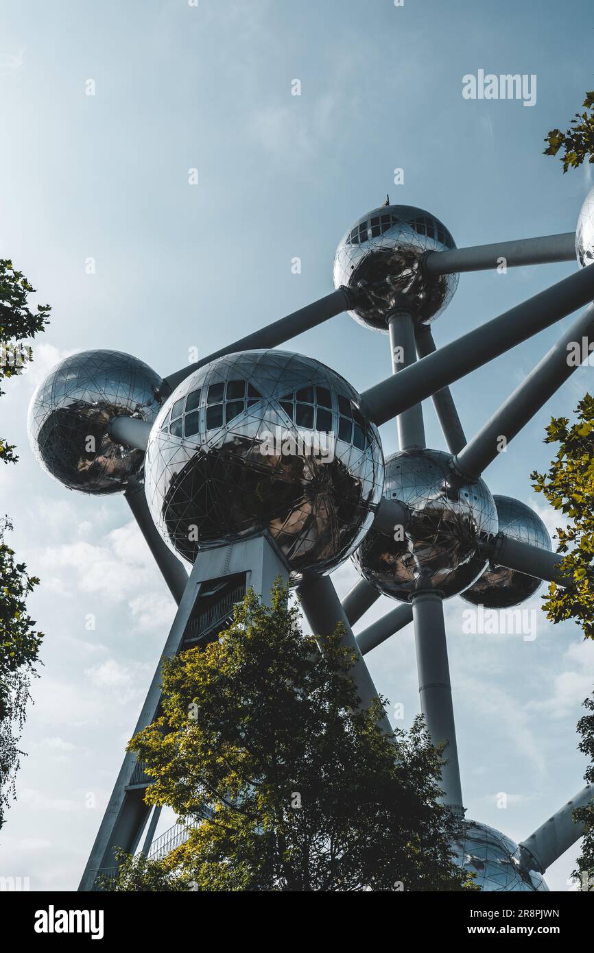 Das Atomium, ein Wahrzeichen Brüssels, steht mit seiner einzigartigen Struktur und den glänzenden Metallkugeln hoch Stockfoto