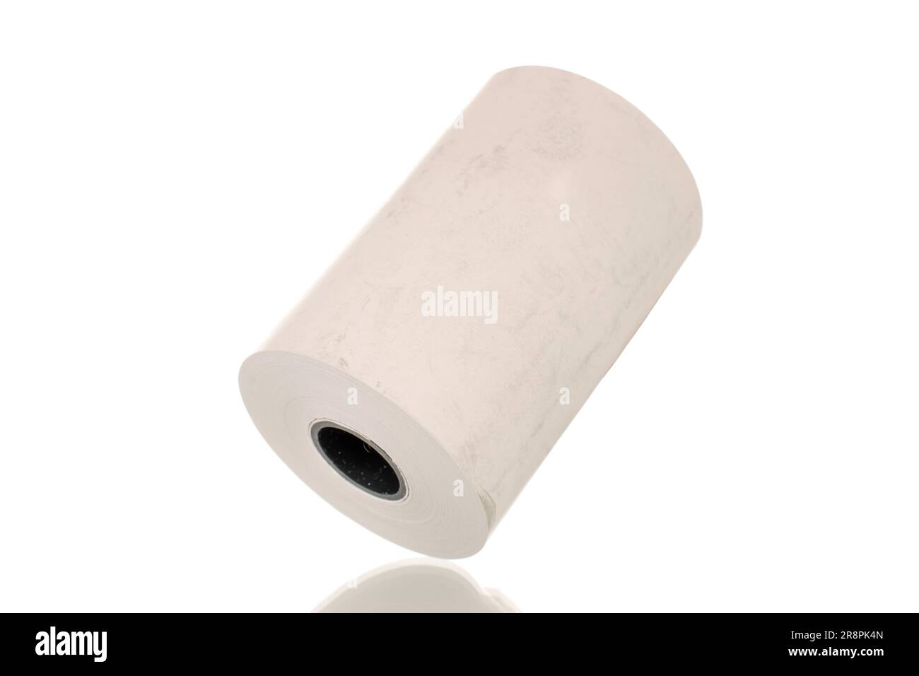 Eine Rolle Kassenband aus Papier, Nahaufnahme isoliert auf weißem Hintergrund. Stockfoto