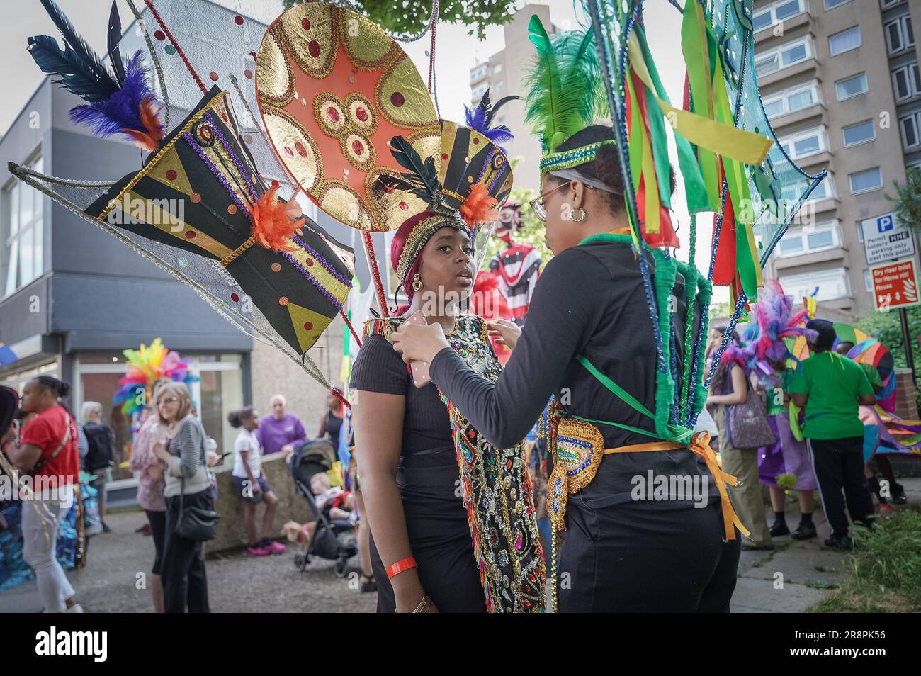 London, Großbritannien. 22. Juni 2023 Windrush 75: Prozession. Die Einheimischen werden am Herne Place festlich gekleidet und sind bereit für die Feiern der Windrush-Prozession zum BrixtonÕs Windrush-Platz. Die Prozession ist Teil der Feierlichkeiten der Windrush-Migrantengeneration, die das moderne Großbritannien weiter prägen würde. Kredit: Guy Corbishley/Alamy Live News Stockfoto