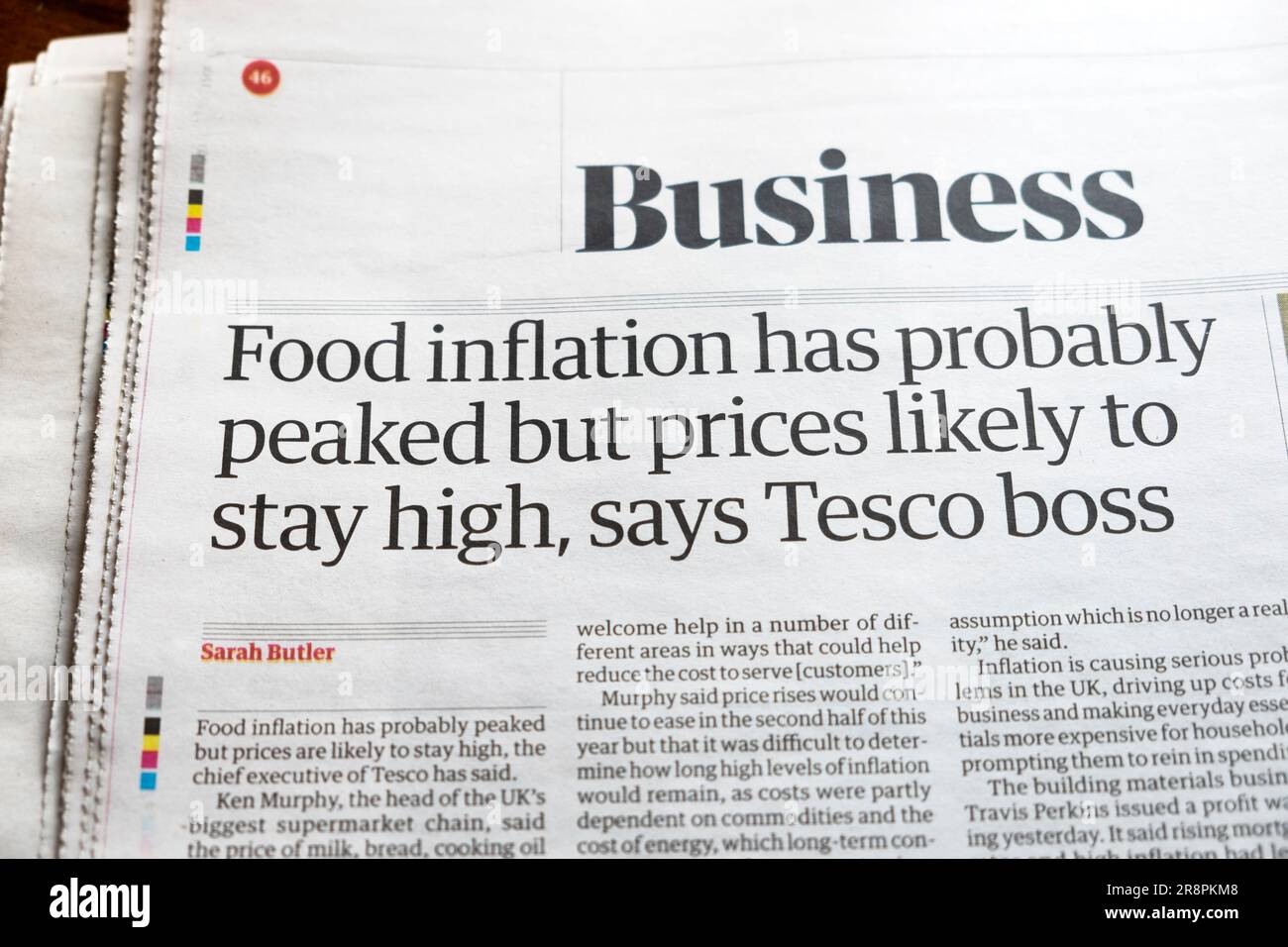 „Die Nahrungsmittelinflation hat wahrscheinlich ihren Höchststand erreicht, aber die Preise werden wahrscheinlich hoch bleiben, sagt Tesco Chef' Guardian Schlagzeile Lebenskostenkrise Artikel 2023 UK Stockfoto