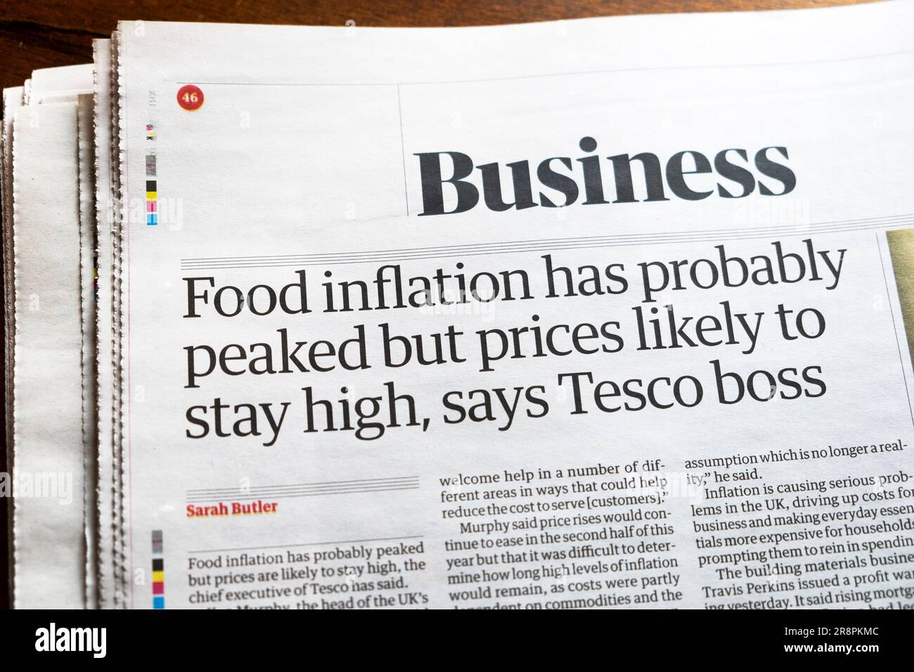 „Die Nahrungsmittelinflation hat wahrscheinlich ihren Höchststand erreicht, aber die Preise werden wahrscheinlich hoch bleiben, sagt Tesco Chef' Guardian Schlagzeile Business Cost of living Artikel 2023 Stockfoto