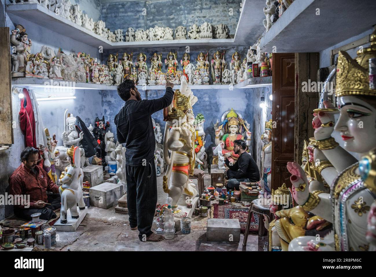 Ein Arbeiter verleiht einer religiösen Marmorstatue in Varanasi, Indien, einen letzten Schliff Stockfoto