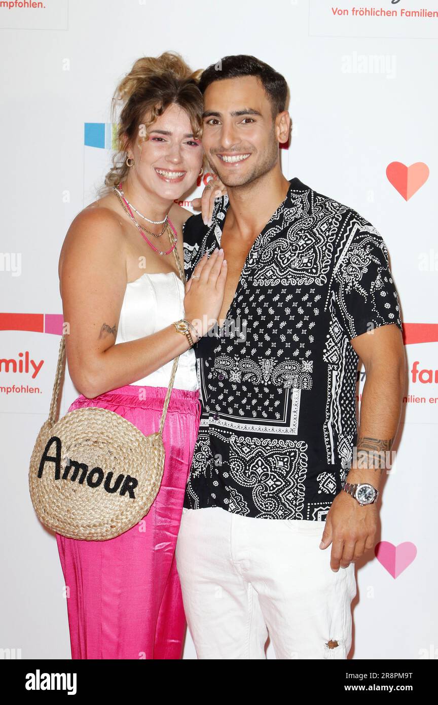 Timur Ülker mit Partnerin Caroline Steinhof bei der Ernsting's Family Fashion Show im Hotel Atlantic. Hamburg, 19.06.2023 Stockfoto
