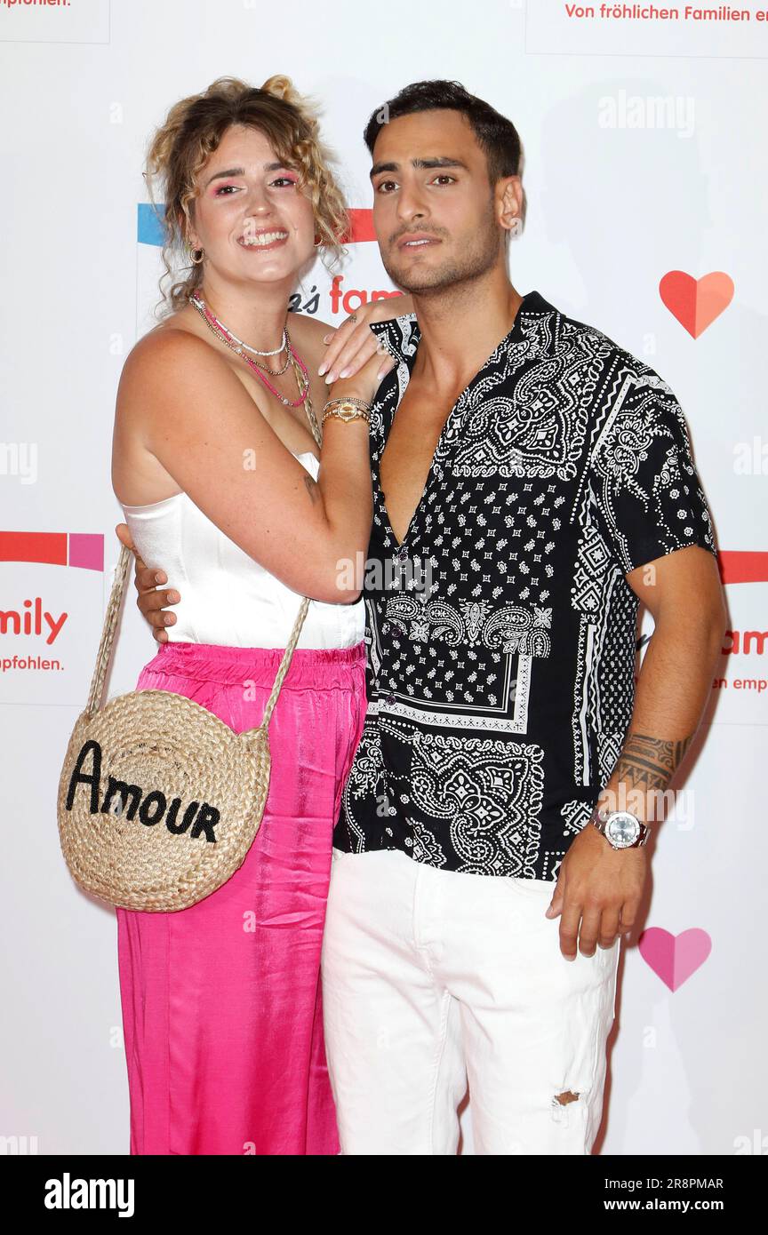 Timur Ülker mit Partnerin Caroline Steinhof bei der Ernsting's Family Fashion Show im Hotel Atlantic. Hamburg, 19.06.2023 Stockfoto