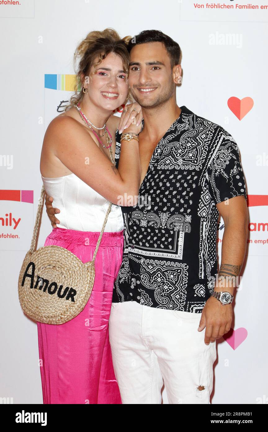 Timur Ülker mit Partnerin Caroline Steinhof bei der Ernsting's Family Fashion Show im Hotel Atlantic. Hamburg, 19.06.2023 Stockfoto
