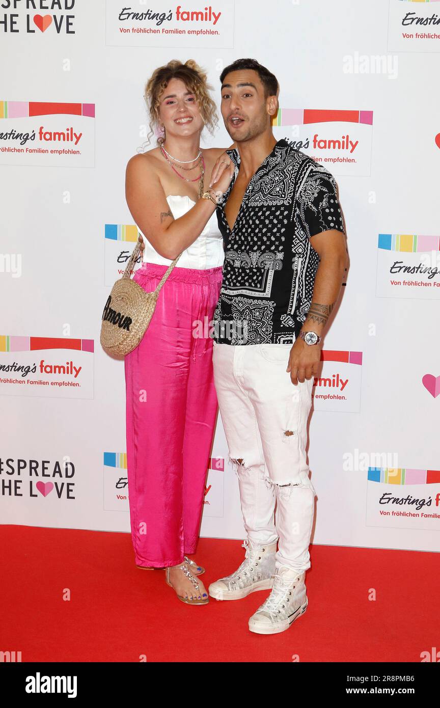 Timur Ülker mit Partnerin Caroline Steinhof bei der Ernsting's Family Fashion Show im Hotel Atlantic. Hamburg, 19.06.2023 Stockfoto