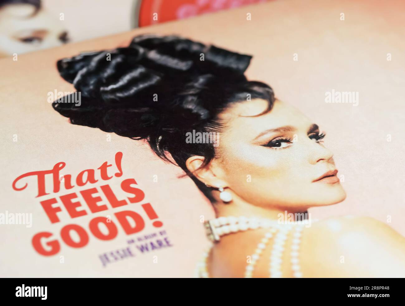 Viersen, Deutschland - Juni 9. 2023: Nahaufnahme der britischen Popsängerin Jessie Ware That Feel Good Album Cover Stockfoto