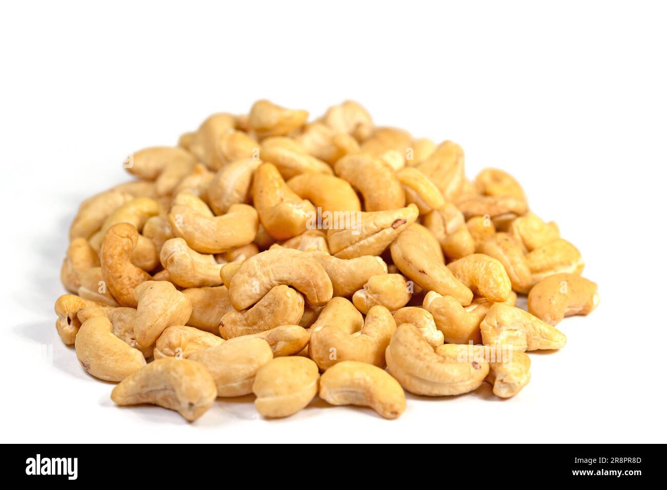 Cashewnüsse vor weißem Hintergrund Stockfoto