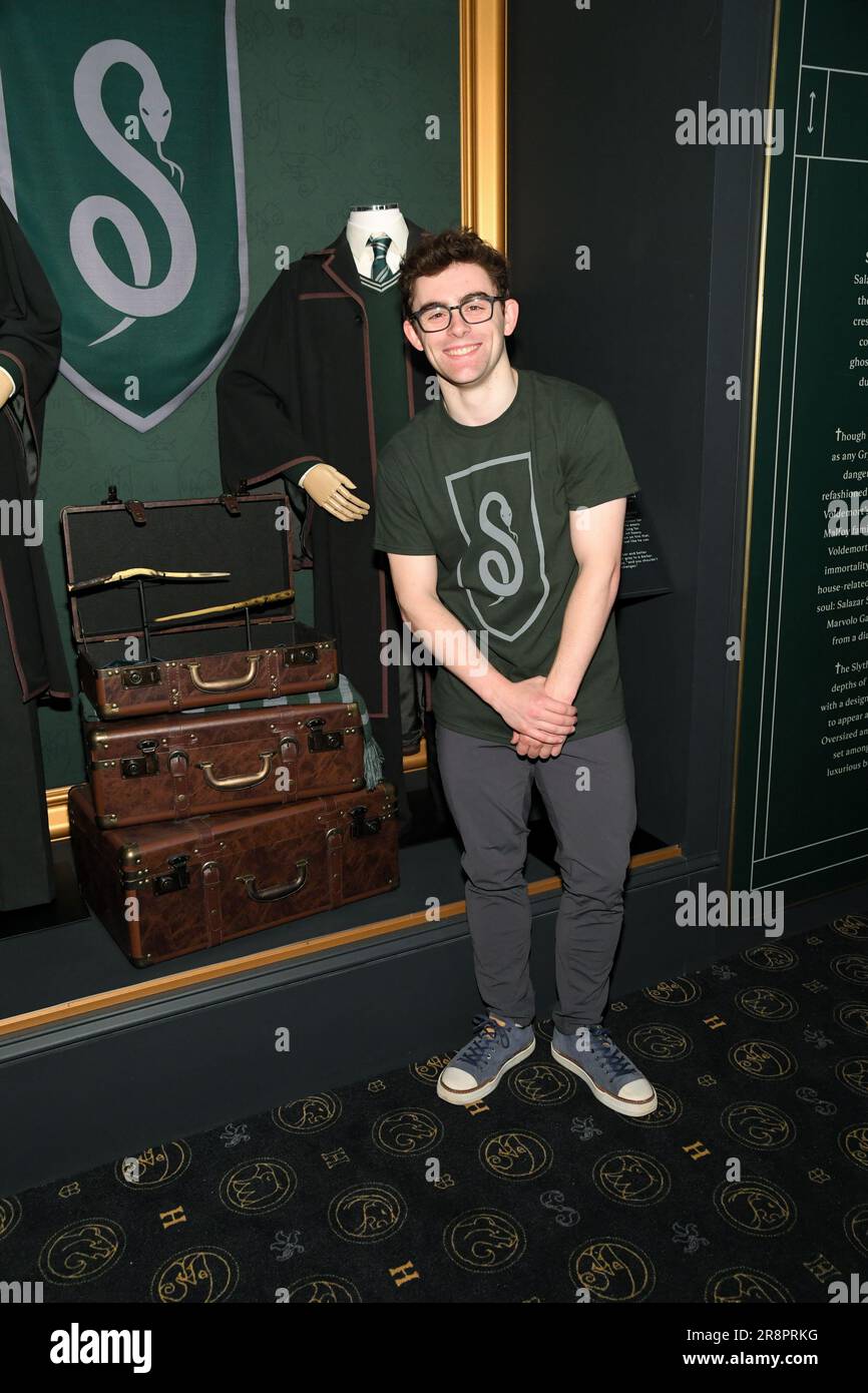 New York, USA. 22. Juni 2023. Broadway-Schauspieler Joel Meyers besucht Harry Potter: The Exhibition in New York, NY, am 22. Juni 2023. Authentische Requisiten von „Harry Potter und das verfluchte Kind“ am Broadway wurden der Ausstellung hinzugefügt. (Foto: Efren Landaos/Sipa USA) Guthaben: SIPA USA/Alamy Live News Stockfoto