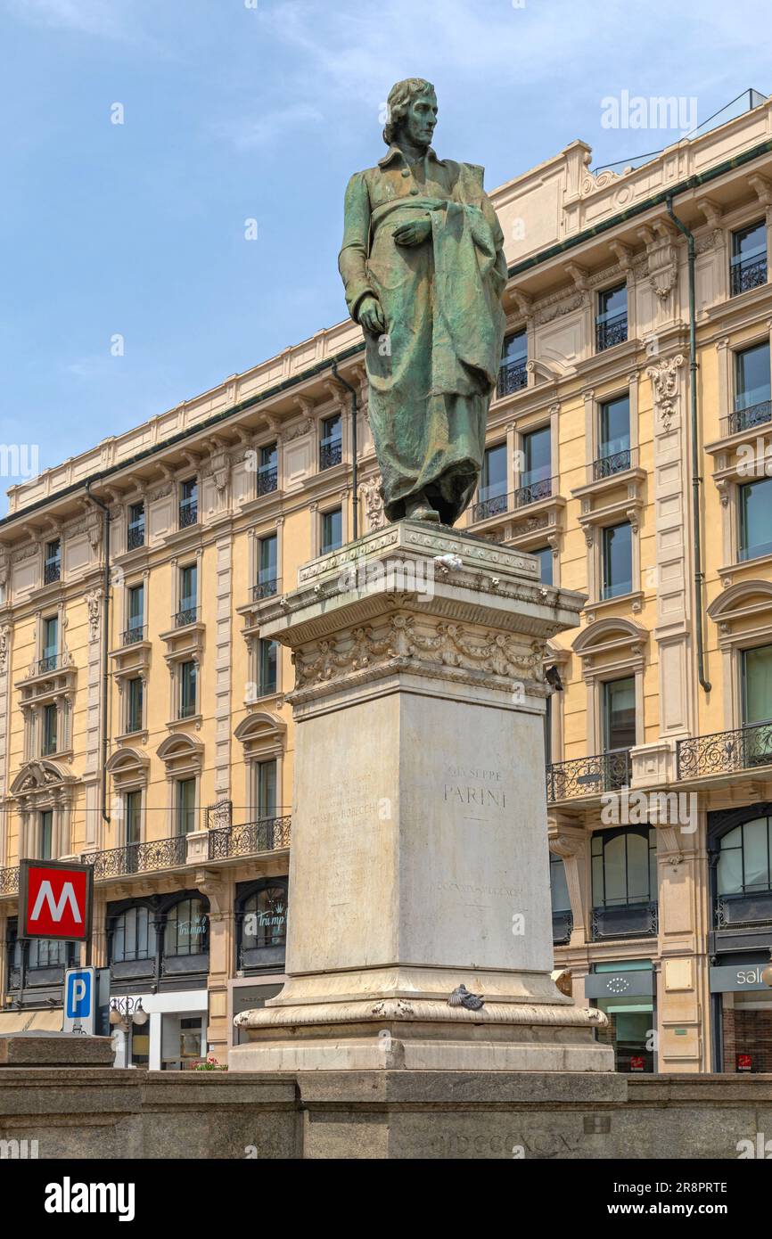 Mailand, Italien - 15. Juni 2019: Monument Statue von Giuseppe Parini italienischer Satiriker Autor Wahrzeichen am Cordusio Platz im Stadtzentrum. Stockfoto