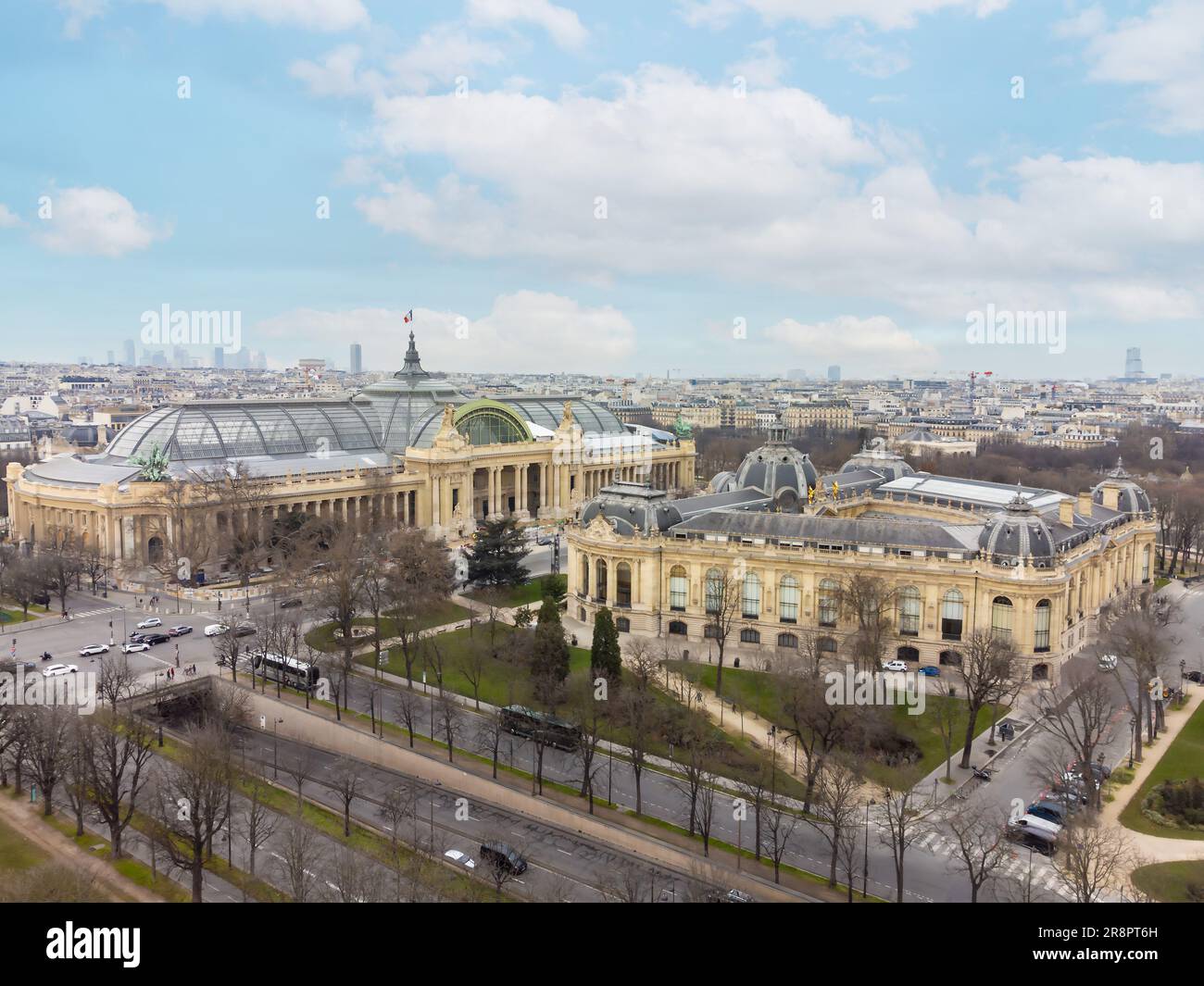 Der große Palast der Elysischen Felder (im französischen Grand Palais des les Champs-Elysées) ist eine historische Stätte, eine Ausstellungshalle und m aus der Vogelperspektive Stockfoto