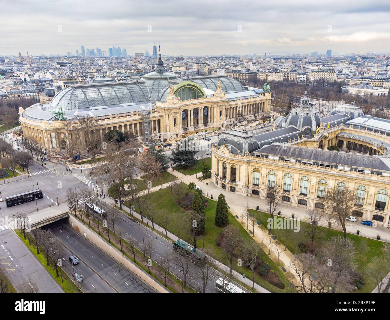 Der große Palast der Elysischen Felder (im französischen Grand Palais des les Champs-Elysées) ist eine historische Stätte, eine Ausstellungshalle und m aus der Vogelperspektive Stockfoto