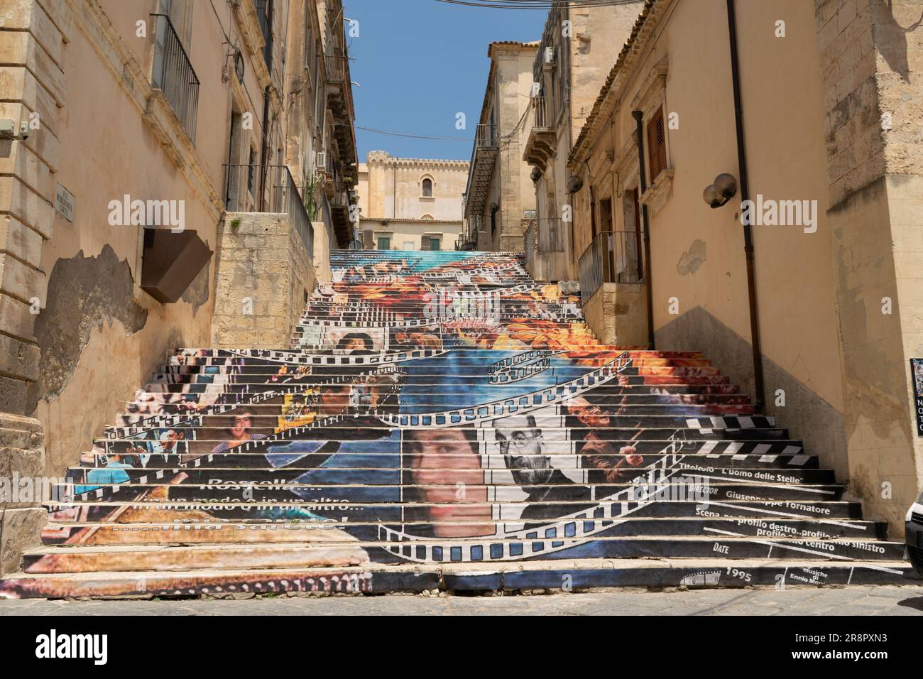 Stars des italienischen Kinos auf den Stufen der barocken Via Mariannina Coffa. Noto Sizilien, Italien. Stockfoto