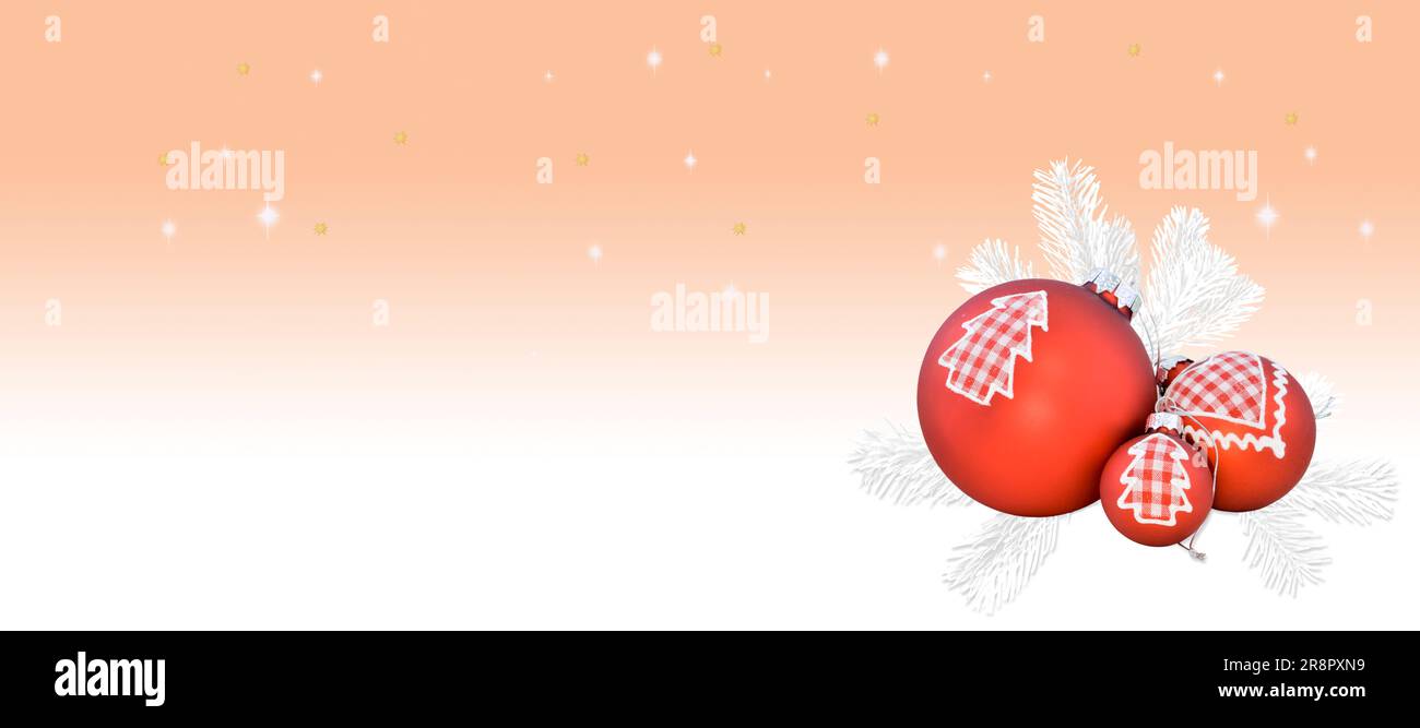 Rote Weihnachtsbälle mit weißen Tannenzweigen auf orangefarbenem Hintergrund mit Sternen. Panoramaformat mit Kopierbereich. Stockfoto