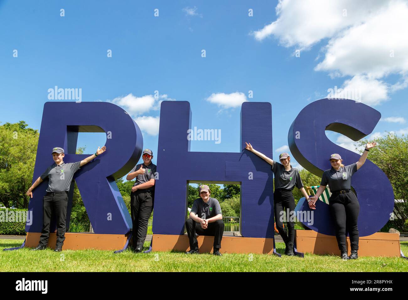 Edinburgh, Schottland, 22/06/2023, Police Scotland Youth Volunteers posieren mit großen Buchstaben RHS bei der Royal Highland Show, EdinburghCredit: Richard Newton/Alamy Live News Stockfoto