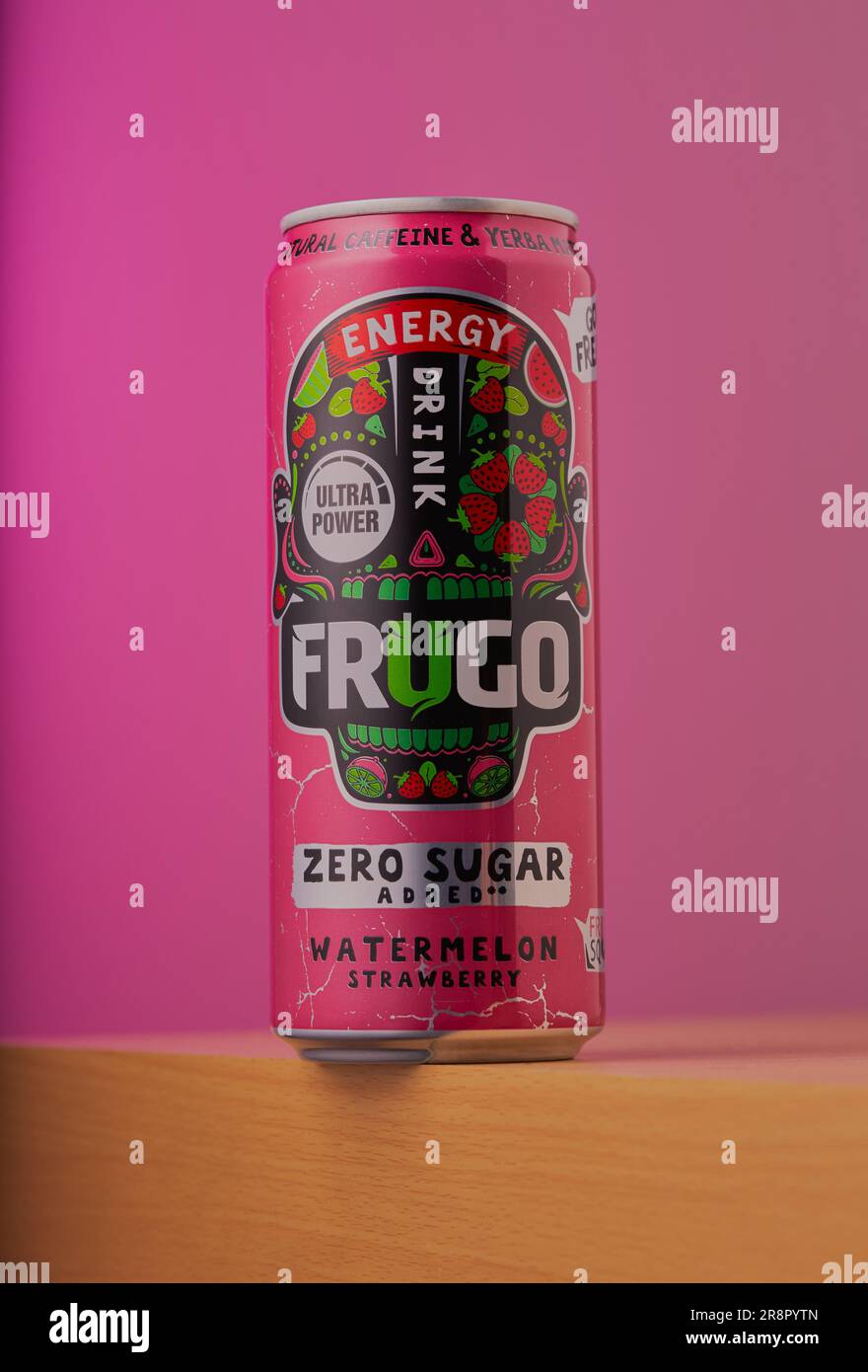 Mansfield, Nottingham, Großbritannien: Studio-Produktbild einer Dose FRUGO Energy Drink, die Eigentum von FoodCare Poland ist. Stockfoto