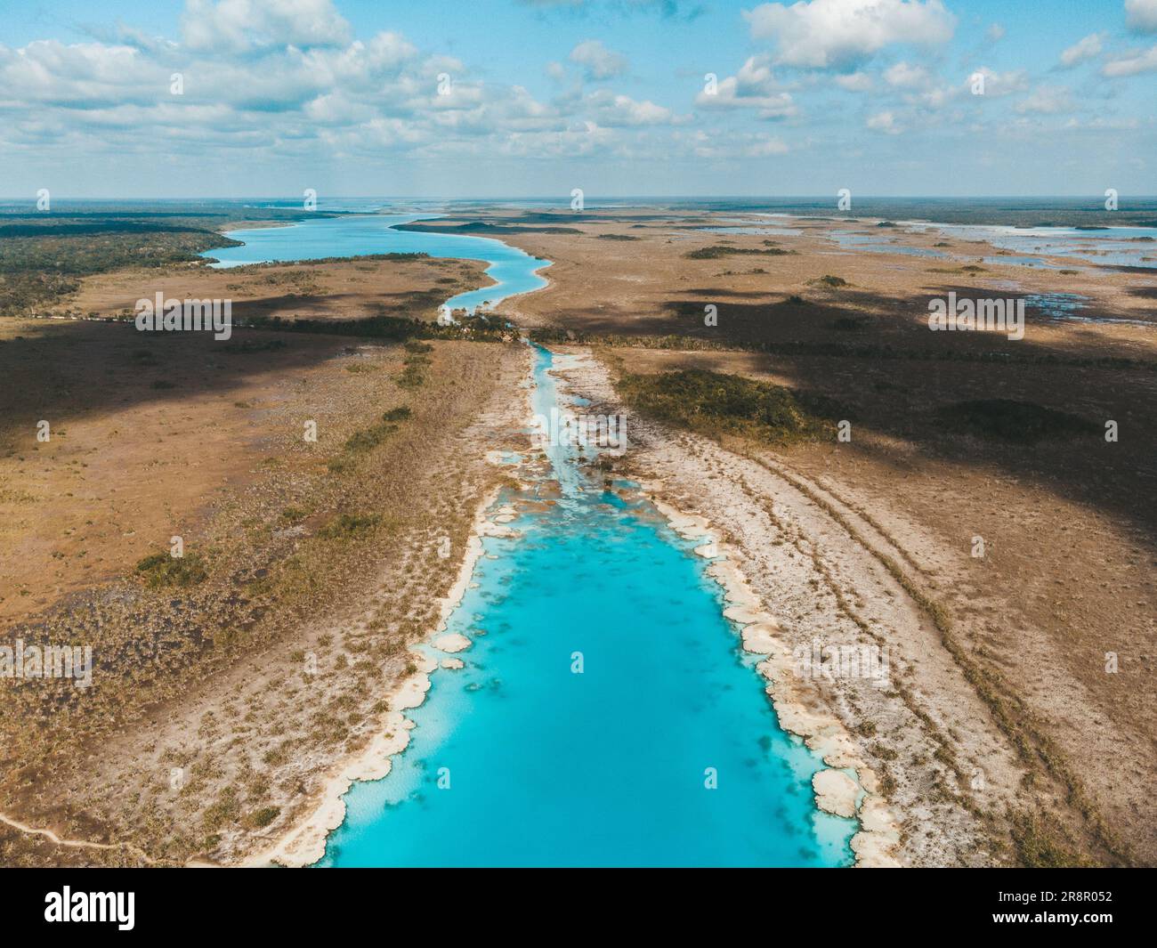 Drohnenaufnahme einer Süßwasserlagune in Bacalar Mexico. Stockfoto