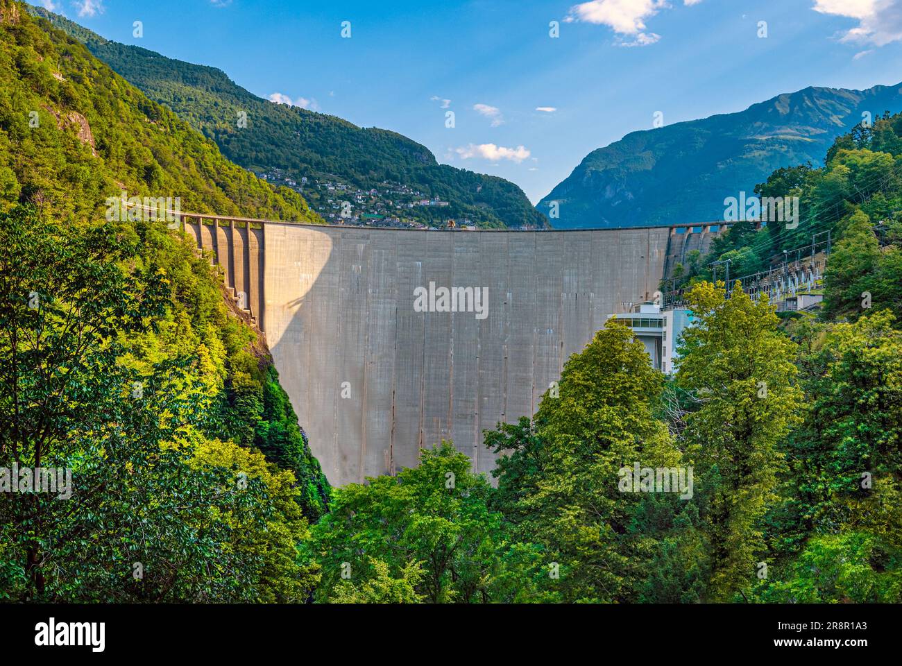 Staudamm Lago di Vogorno Tenero Contra Verzasca, Tessin, Schweiz Stockfoto