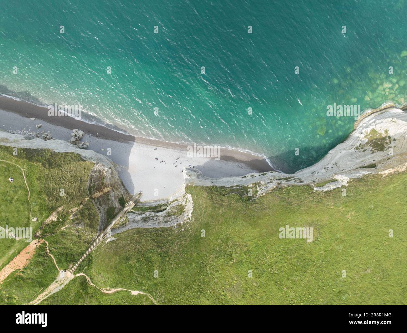 Luftdrohnenfoto eines Draufsicht auf die Klippen von Etretat in Frankreich. Stockfoto