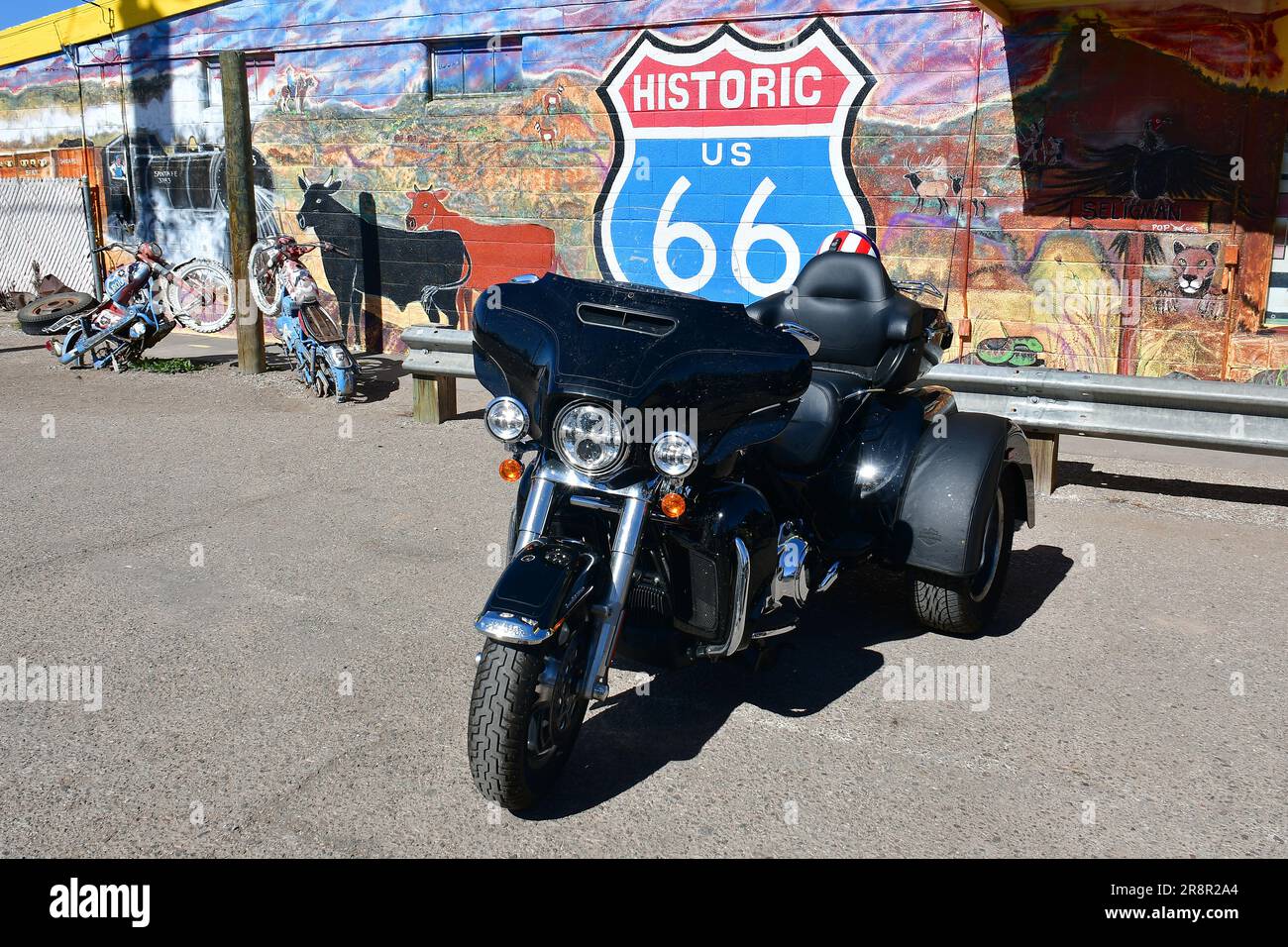 Harley-Davidson Trike Motorcycle, Route 66, Seligman Commercial Historic District, Seligman, Yavapai County, Arizona, USA, Nordamerika Stockfoto
