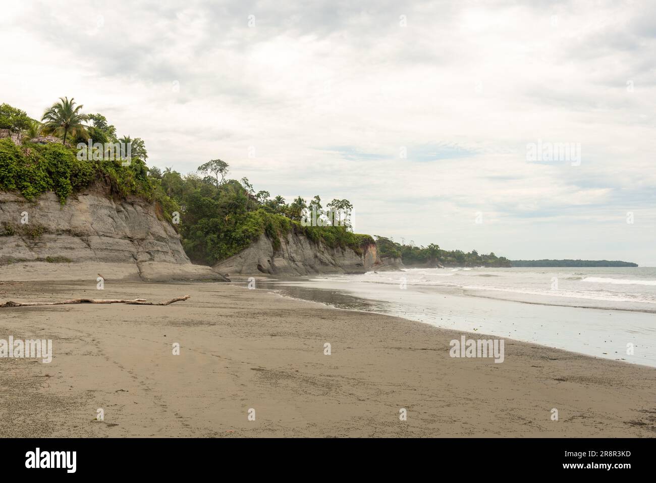 Ein malerischer Blick auf den Strand von La Barra an einem bewölkten Tag Stockfoto