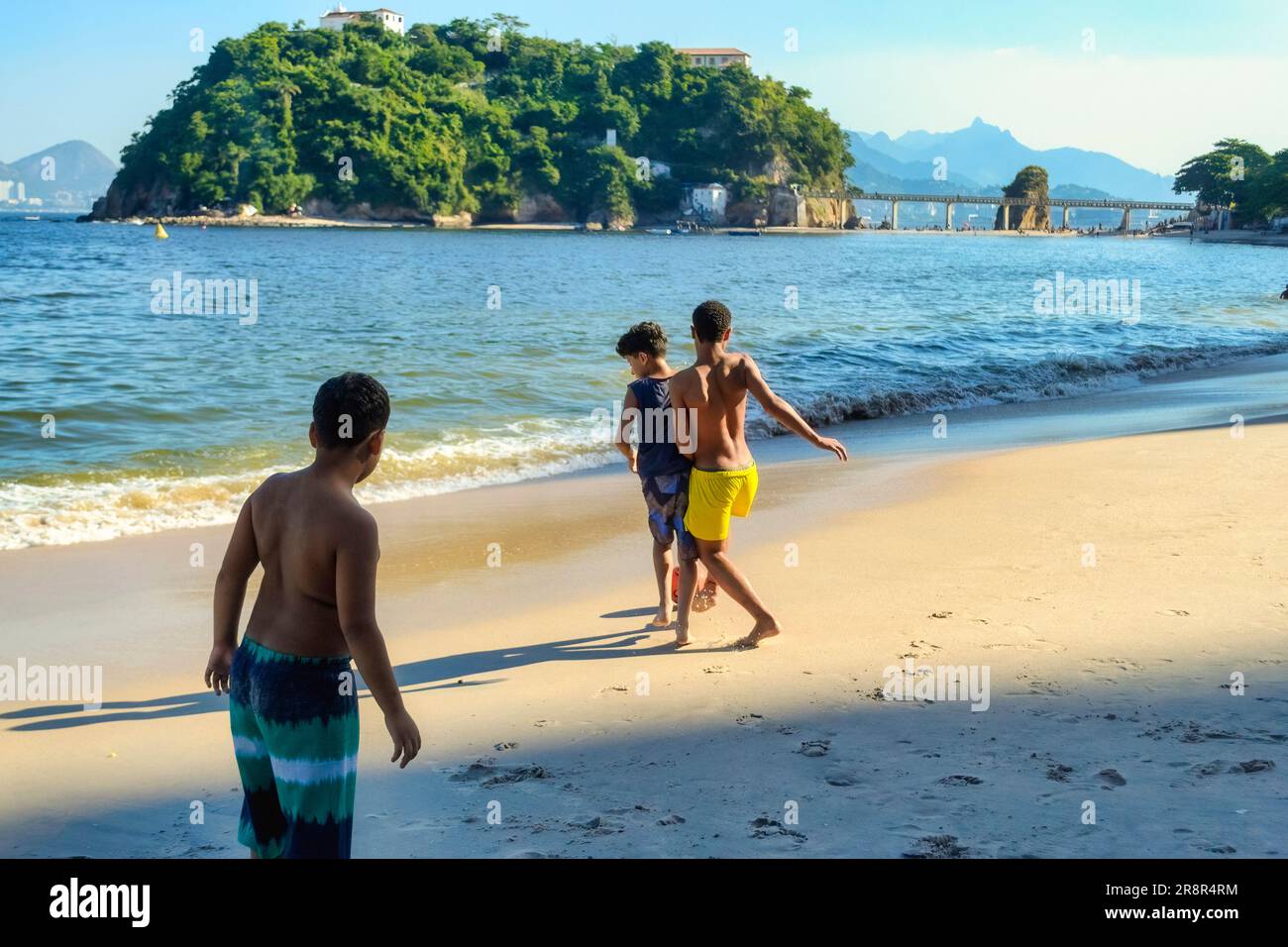 Jugend spielt am Strand, Rio de Janeiro, Brasilien Stockfoto