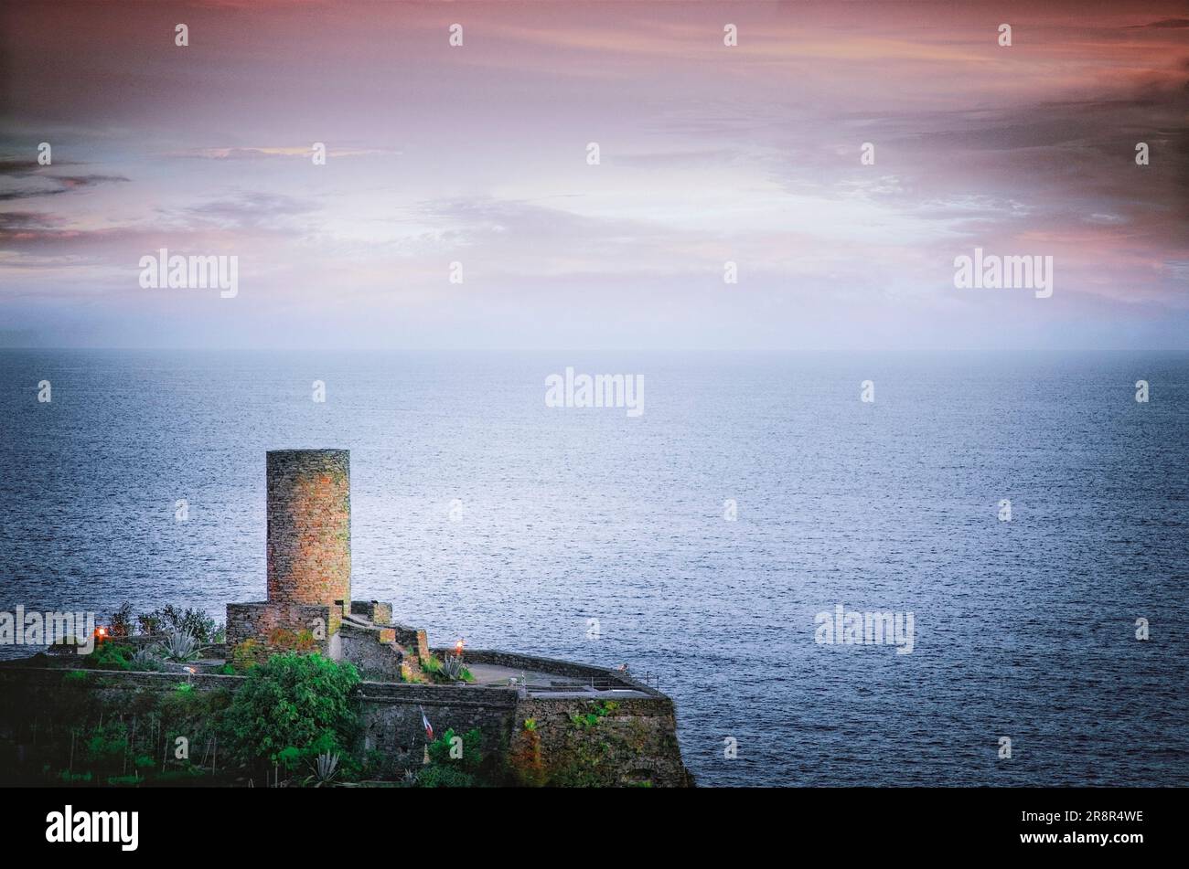 Der Aussichtsturm von Vernazza befindet sich hoch oben auf einer Halbinsel mit Blick auf das ligurische Meer in der Cinque Terre von Ligurien, Italien. Stockfoto