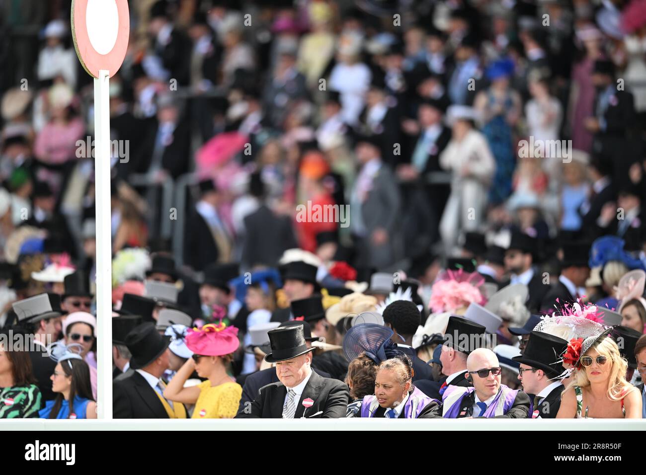 Ascot, Vereinigtes Königreich, 22. Juni 2023; Ascot Racecourse, Berkshire, England: Royal Ascot Horse Racing, Tag 3; Rennfahrer erwarten das erste Rennen in der Sonne Stockfoto