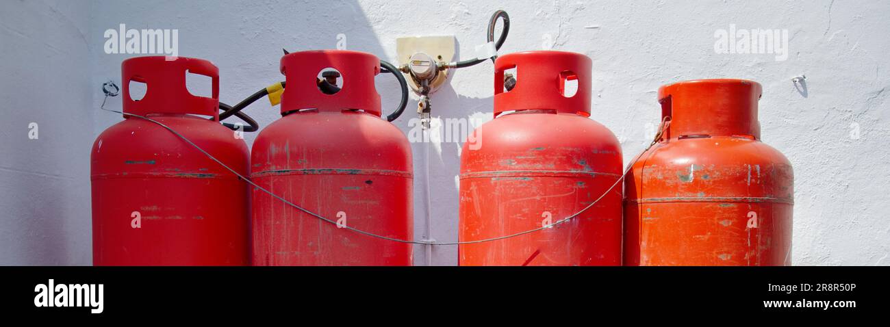 Propangasflaschen mit leicht entzündlichem Gas auf dem Wohnwagenpark Stockfoto