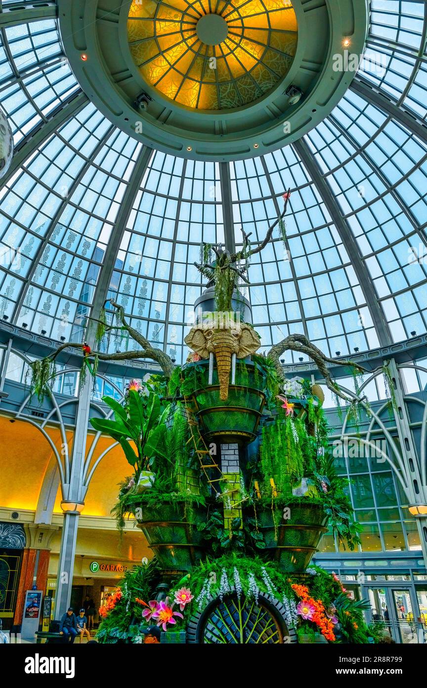 Fallsview Casino Resort, Niagara Falls City, Kanada. Dekoration am Gebäudeeingang. Glaskuppel in der Lobby oder im Rezeptionsbereich. Stockfoto