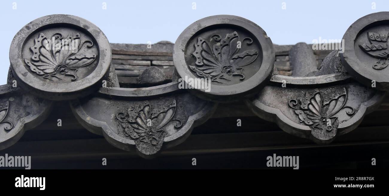 Schmetterlingssymbole auf dem Dach des Schlosses Himeji in Japan, Familienwappen Stockfoto