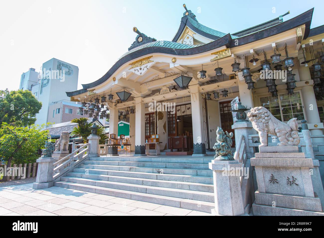 Namba Yasaka-Schrein (難波八阪神社, Namba Yasaka Jinja). Er ist bekannt als Löwenschrein, da er eine rituelle Bühne im Kopf eines Löwen bietet Stockfoto