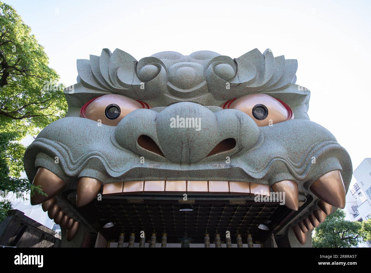 Namba Yasaka-Schrein (難波八阪神社, Namba Yasaka Jinja). Er ist bekannt als Löwenschrein, da er eine rituelle Bühne im Kopf eines Löwen bietet Stockfoto