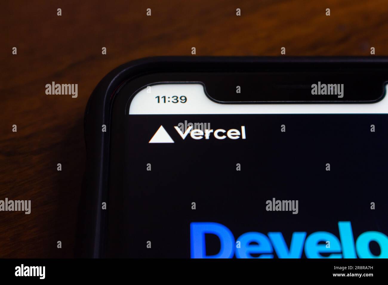 Vercel-Logo auf seiner Website auf dem iPhone. Vercel Inc. (Ehemals Zeit) ist ein US-amerikanisches Cloud PaaS-Unternehmen. Das Unternehmen ist bekannt für die Pflege der Next.js Stockfoto