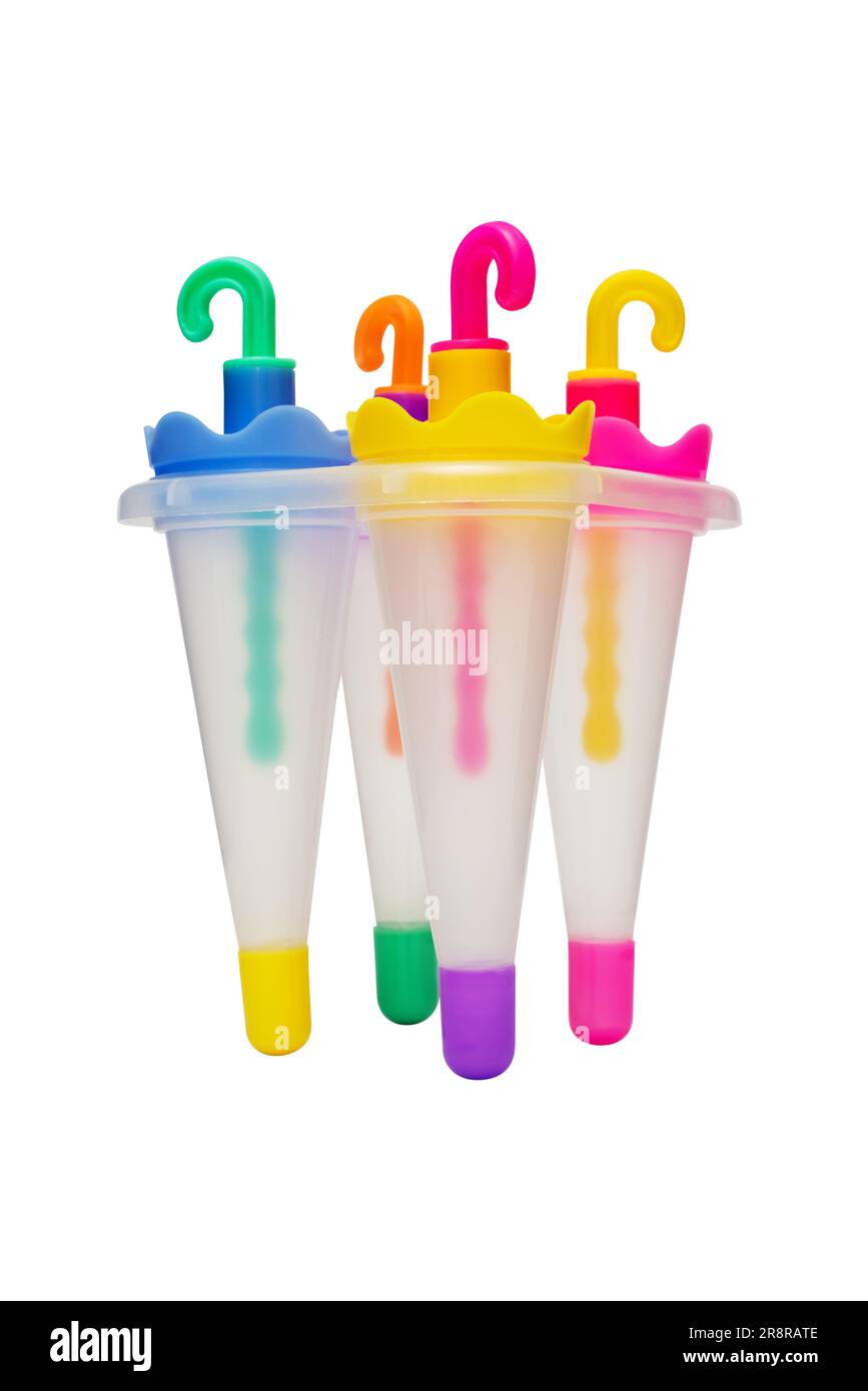 Bunte Eisformen aus Kunststoff, isoliert auf weißem Hintergrund. Formblatt für Eis Stockfoto