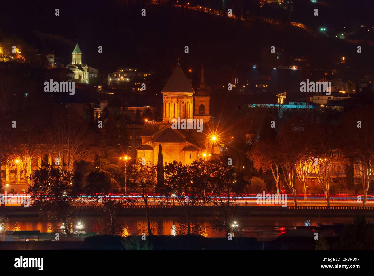 Georgia, Tiflis - 30. Dezember 2021: Blick auf die Sioni-Kirche in Tiflis bei Nacht. Stockfoto