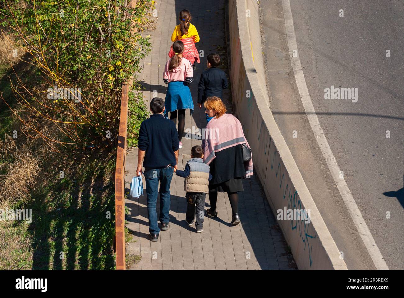 Georgia, Tiflis - 11. Oktober 2020: Die Familie macht einen Spaziergang im Stadtpark Stockfoto