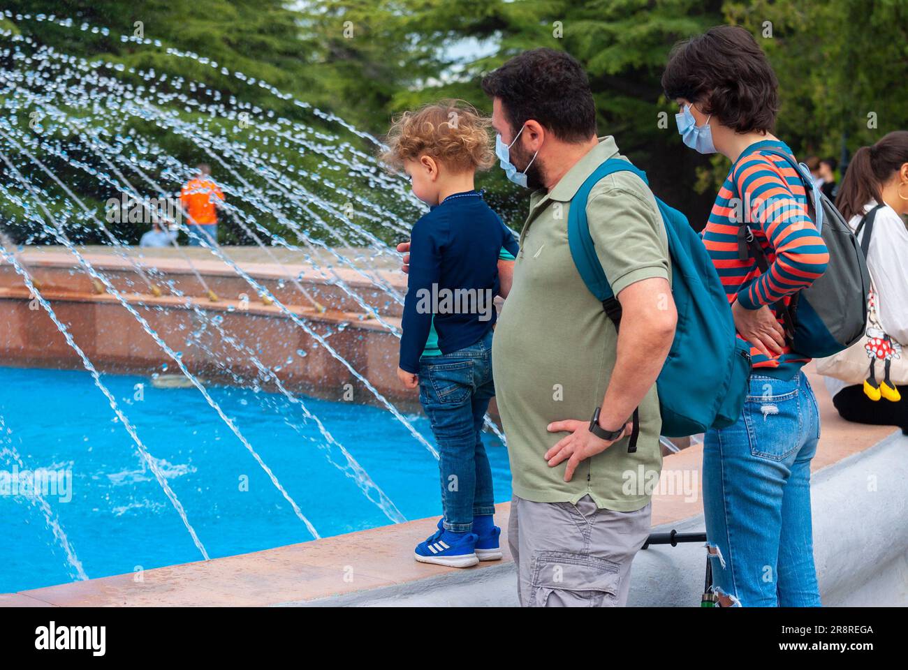 Georgia, Tiflis - 8. Mai 2021: Happy Family Enjoy Weekend In Park. Stockfoto