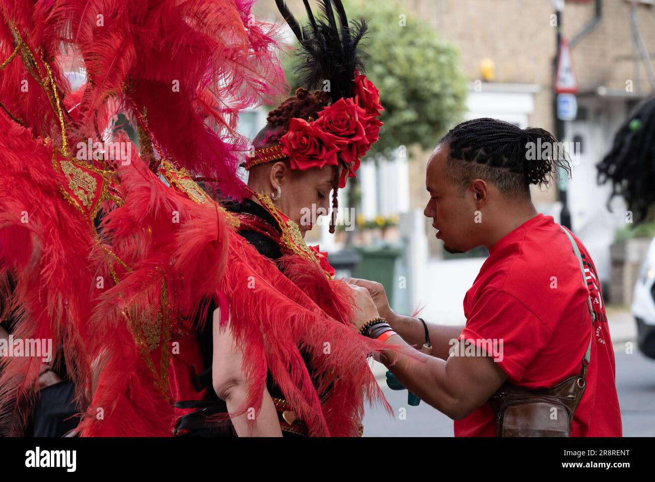 London, Großbritannien. 22. Juni 2023. Vorbereitungen für die Windrush-Prozession durch Brixton zum Windrush Square anlässlich des 75. Jahrestages der Ankunft von Einwanderern aus der Karibik in Tilbury an Bord des Empire Windrush. Die Feier wurde von vielen als "bittersüß" bezeichnet, als Folge eines Skandals, bei dem viele Anwohner und ihre Nachkommen fälschlicherweise mit Abschiebung oder Inhaftierung durch das Innenministerium bedroht wurden. Kredit: Ron Fassbender/Alamy Live News Stockfoto