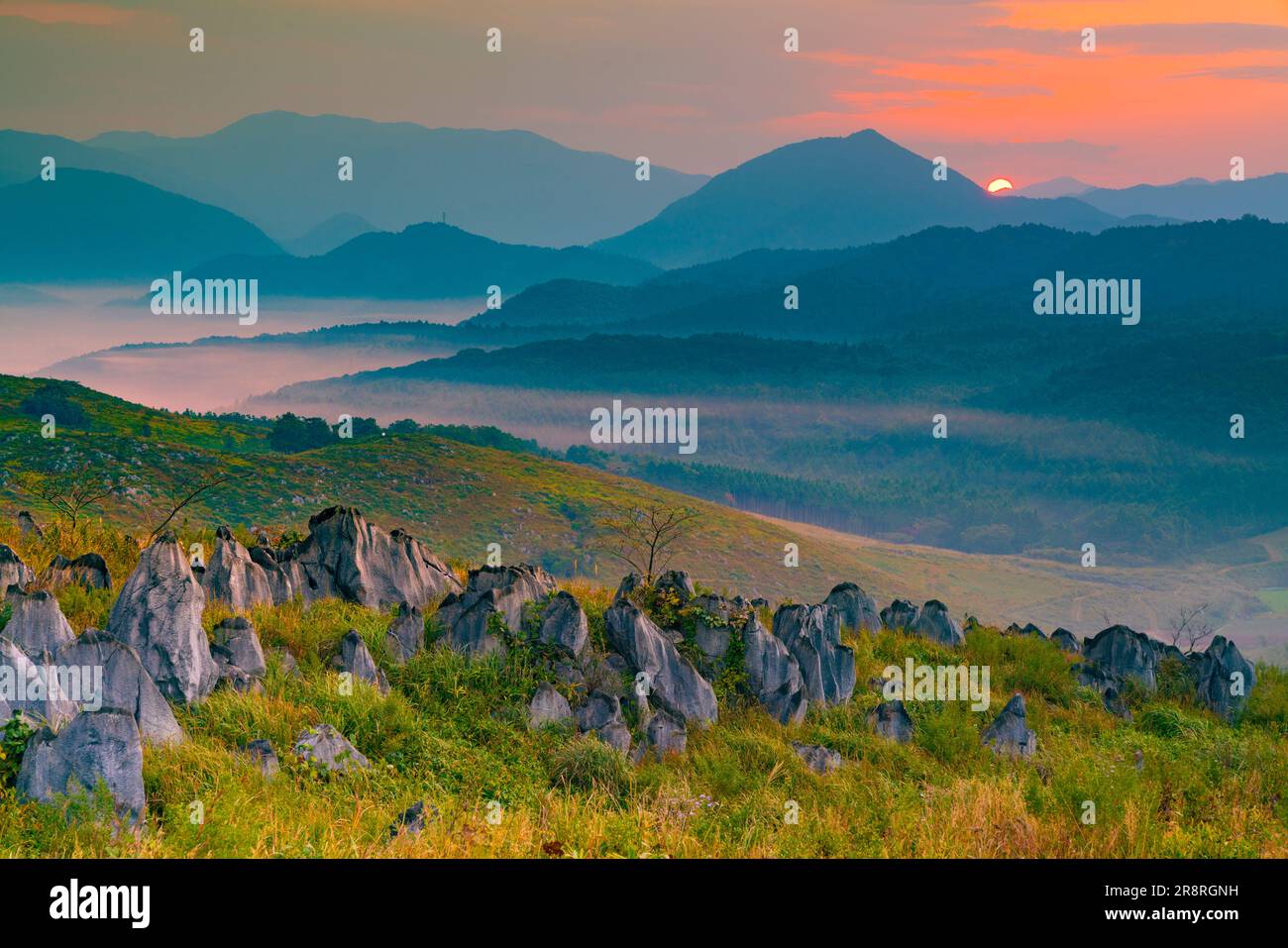 Akiyoshidai und Gebirgskette am Morgen Stockfoto