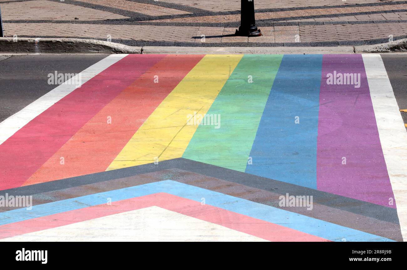 Pride Rainbow LGBT-Gehweg Querweg auf der Stadtstraße aus nächster Nähe Stockfoto