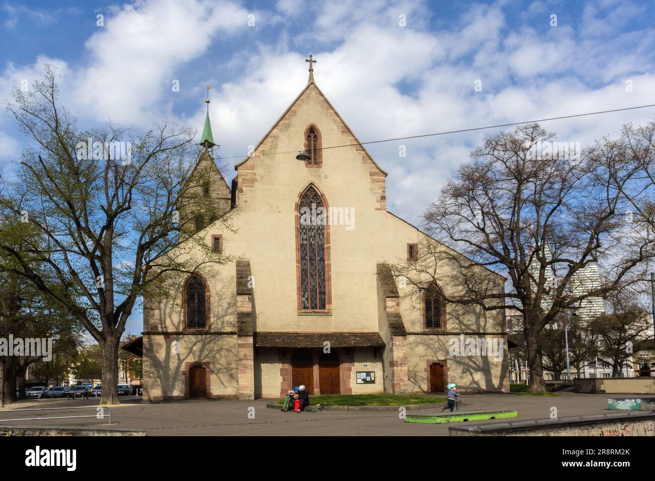 Basel, Schweiz - 12. April 2021: St. Theordor-Protestantisch-reformierte Kirche in der Stadt Basel, Schweiz. Es ist im goethischen Stil gebaut und war Stockfoto