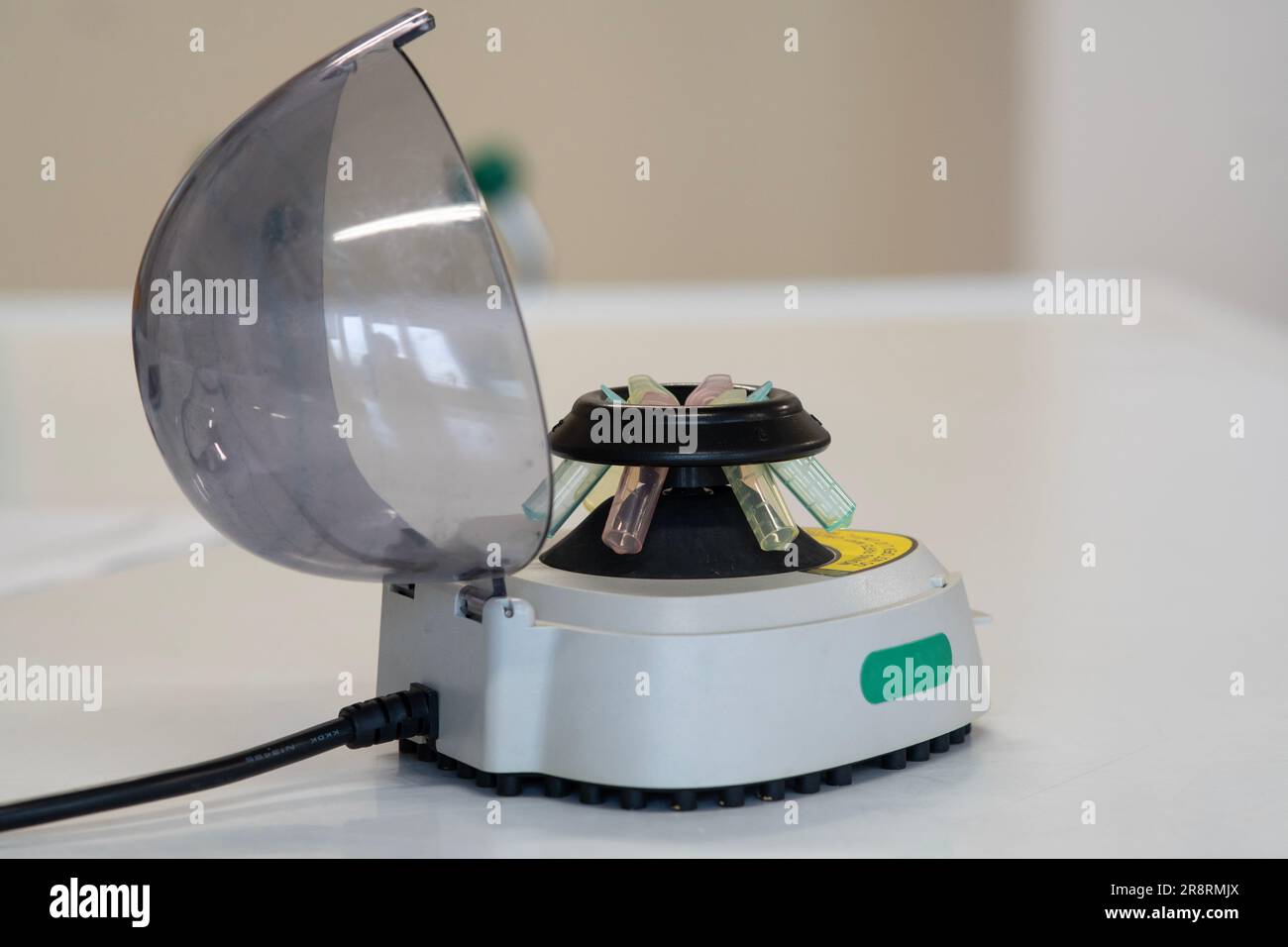 Zentrifuge für Mikroröhrchen für genetische Tests im Labor. Stockfoto