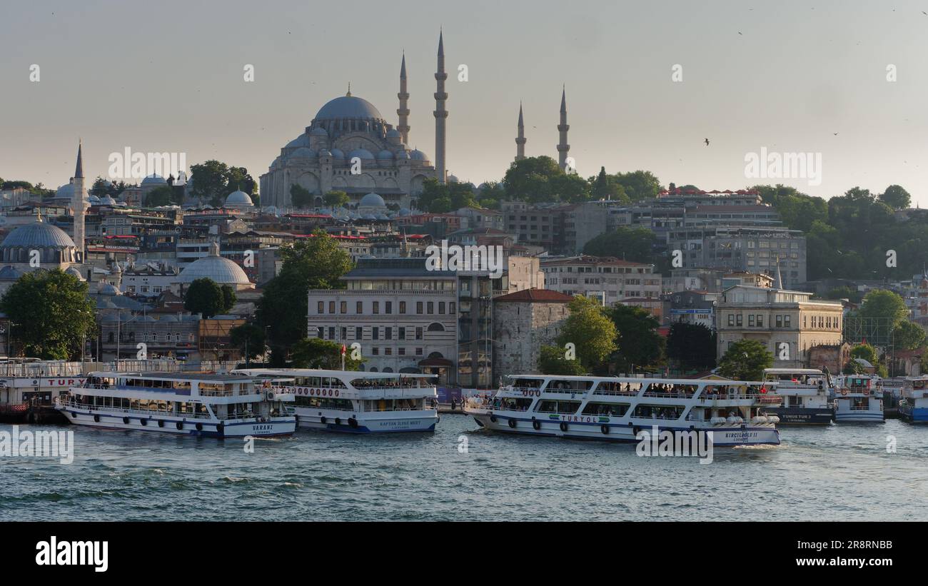 Passagierfähren auf dem Goldenen Horn bei Eminonu und der Suleymaniye-Moschee, Istanbul, Türkei Stockfoto