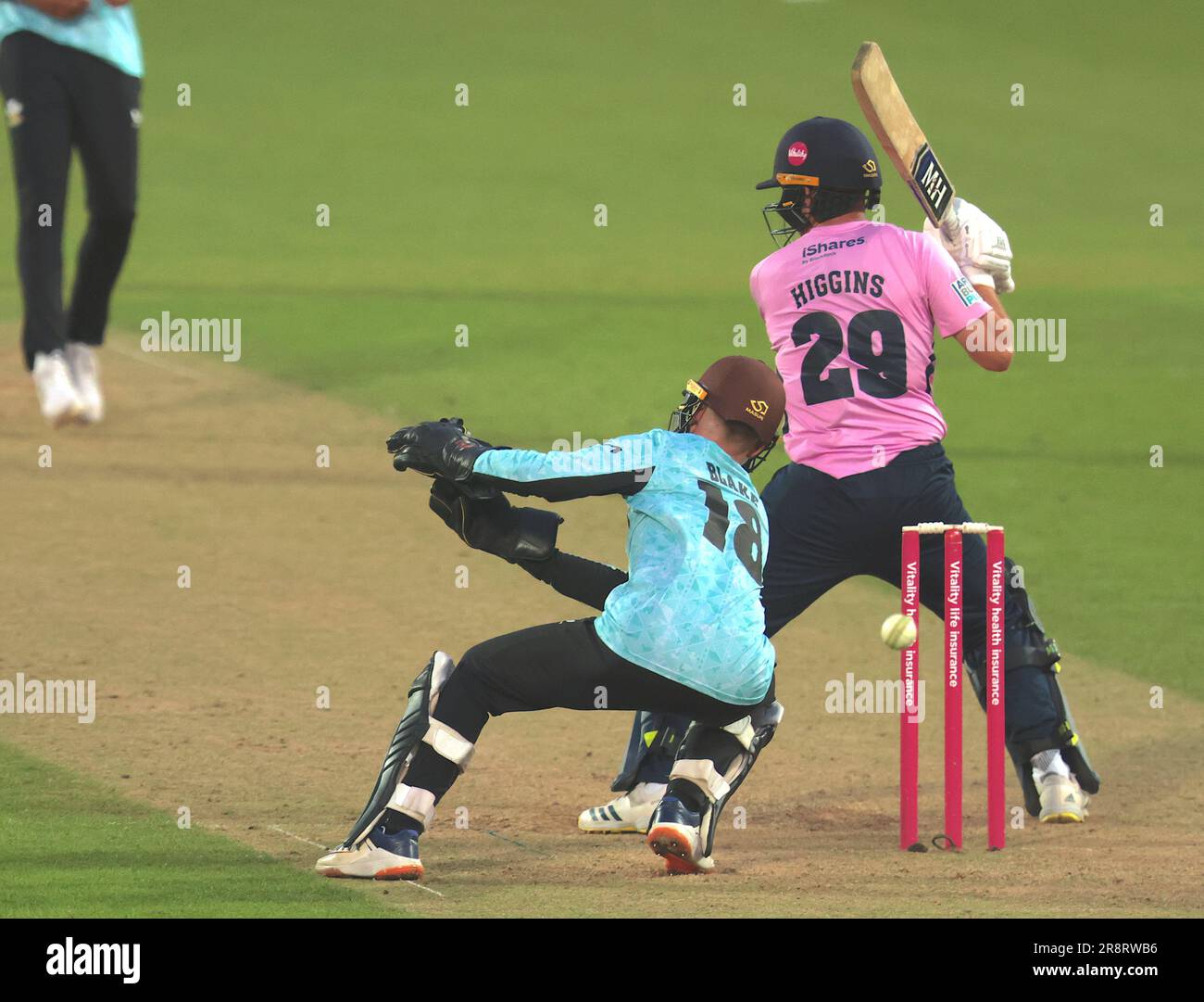 London, Großbritannien. 22. Juni 2023. Vier Jahre, in denen Josh Blake einen verpasst, während Surrey es mit Middlesex im Vitality T20 Blast Cricket Match im Kia Oval aufnehmen kann. Kredit: David Rowe/Alamy Live News Stockfoto