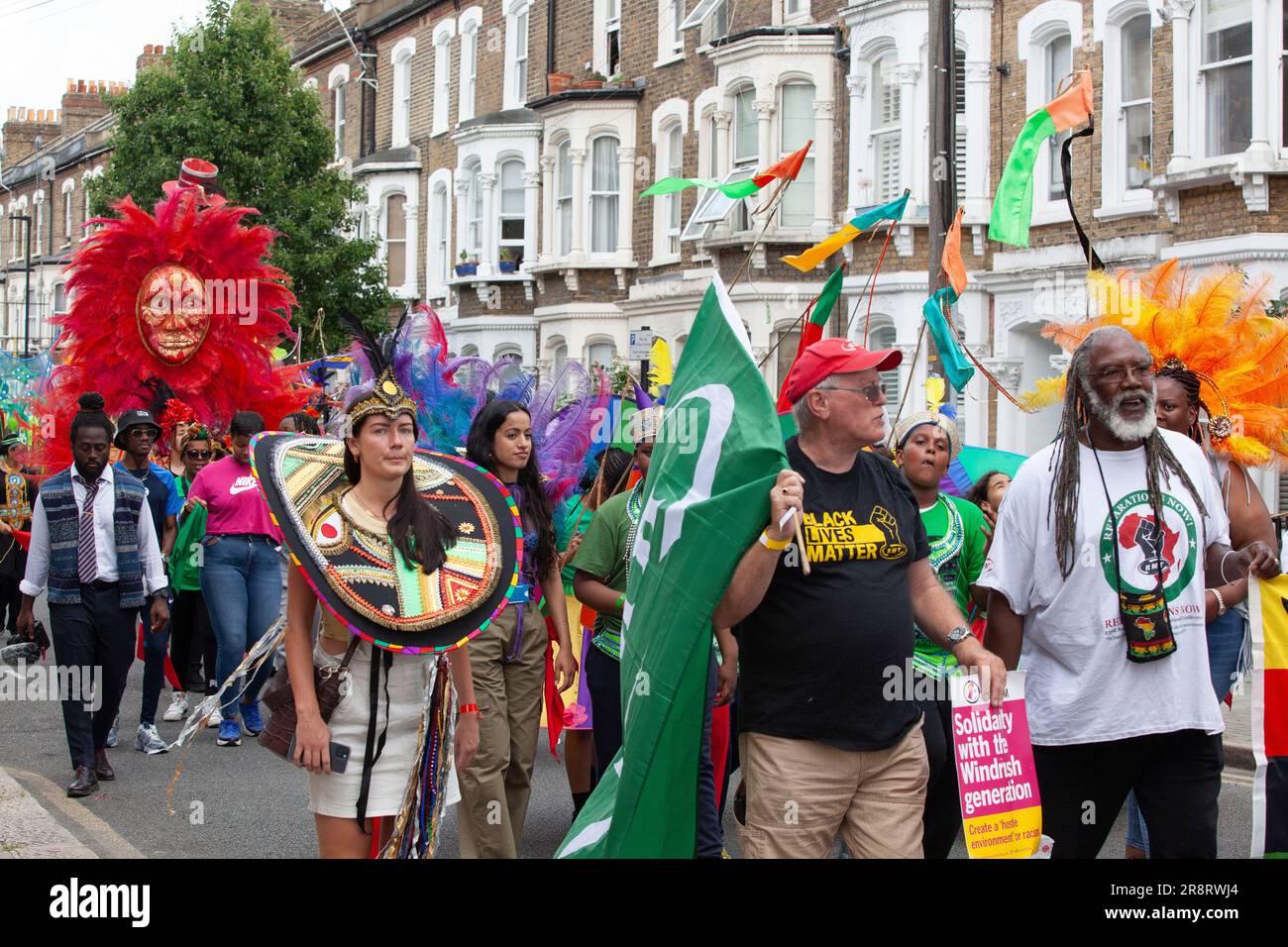 London, Großbritannien. 23. Juni 2023. Eine Prozession durch Brixton, entlang der Railton Road zum Windrush Square, begannen den 75. Jahrestag des Andockens von Empire Windrush in Tilbury, an dem die ersten Arbeiter aus Jamaika ankamen, die auf einen Hilferuf der britischen Regierung reagiert hatten. Kredit: Anna Watson/Alamy Live News Stockfoto