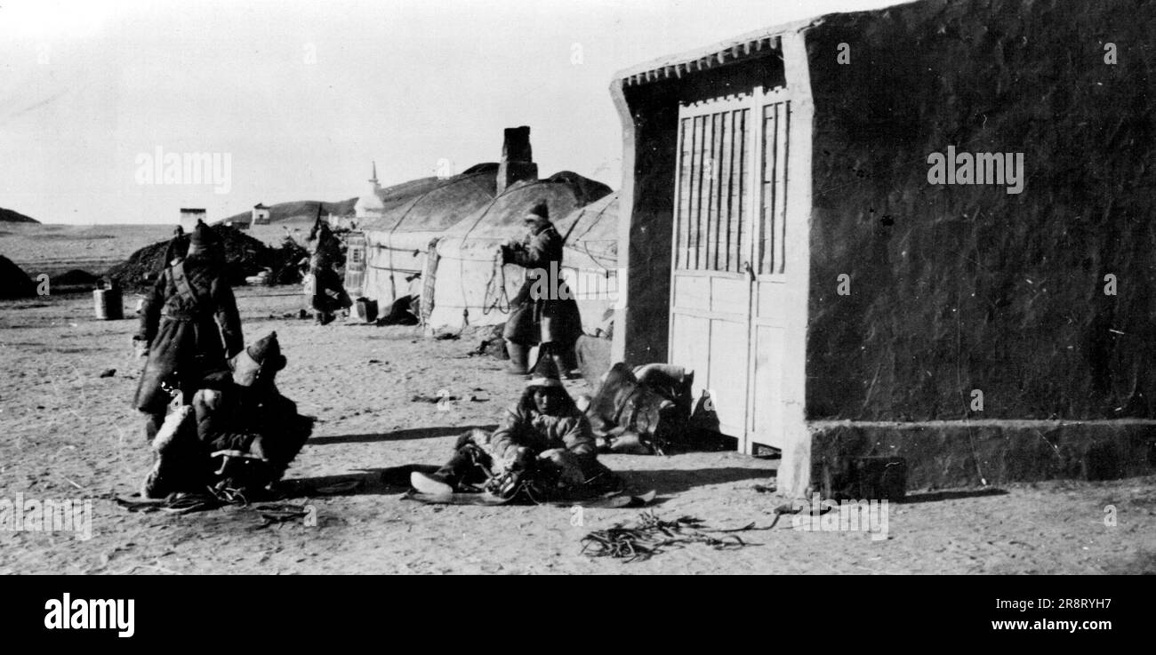 Mongolische Soldaten vor Te Wangs Garage, fast das einzige unbewegliche Gebäude - außer den Lamaserien, in Bato Khalagha, seiner Hauptstadt. 27. April 1936. (Foto von Peter Fleming). Stockfoto