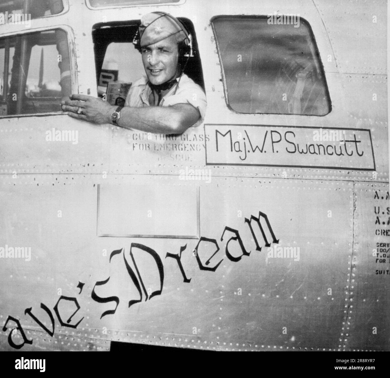 Pilot des Flugzeugs, das Bomben abwerfen wird - Major Woodrow P. Swancutt, Wisconsin Rapids, Wisconsin, blickt aus einem Fenster der B-29, die er steuern wird, wenn sie die Atombombe auf Bikini abwirft. Das Flugzeug namens „Dave's Dream“ wird von einem Stützpunkt in Kwajalein fliegen, wo Swancutt abgebildet ist. 27. Juni 1946. (Foto von AP Wirephoto). Stockfoto