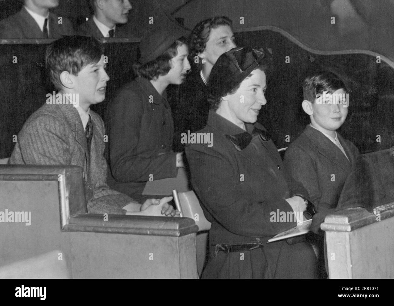 Herzogin von Kent nimmt Familie mit in den Zirkus - von links nach rechts; Herzog von Kent; Prinzessin Alexander; und die Herzogin von Kent. Vor Ihnen wartet eine Dame und Prinz Michael, während ihres Besuchs im Zirkus, heute. H.R.H. Die Herzogin von Kent, nahm Prinzessin Alexander, Prinz Michael und den jungen Herzog von Kent heute (Montag) mit, besuchte den Mills Circus in Olympia, der junge Herzog besuchte die Vergnügungsmesse mit Prinz Michael vor kurzem unbegleitet - aber dies ist das erste Mal, dass die ganze Familie Las den Zirkus zusammen besuchte, Dieses Jahr. 16. Januar 1950. (Foto von Fox Photos). Stockfoto