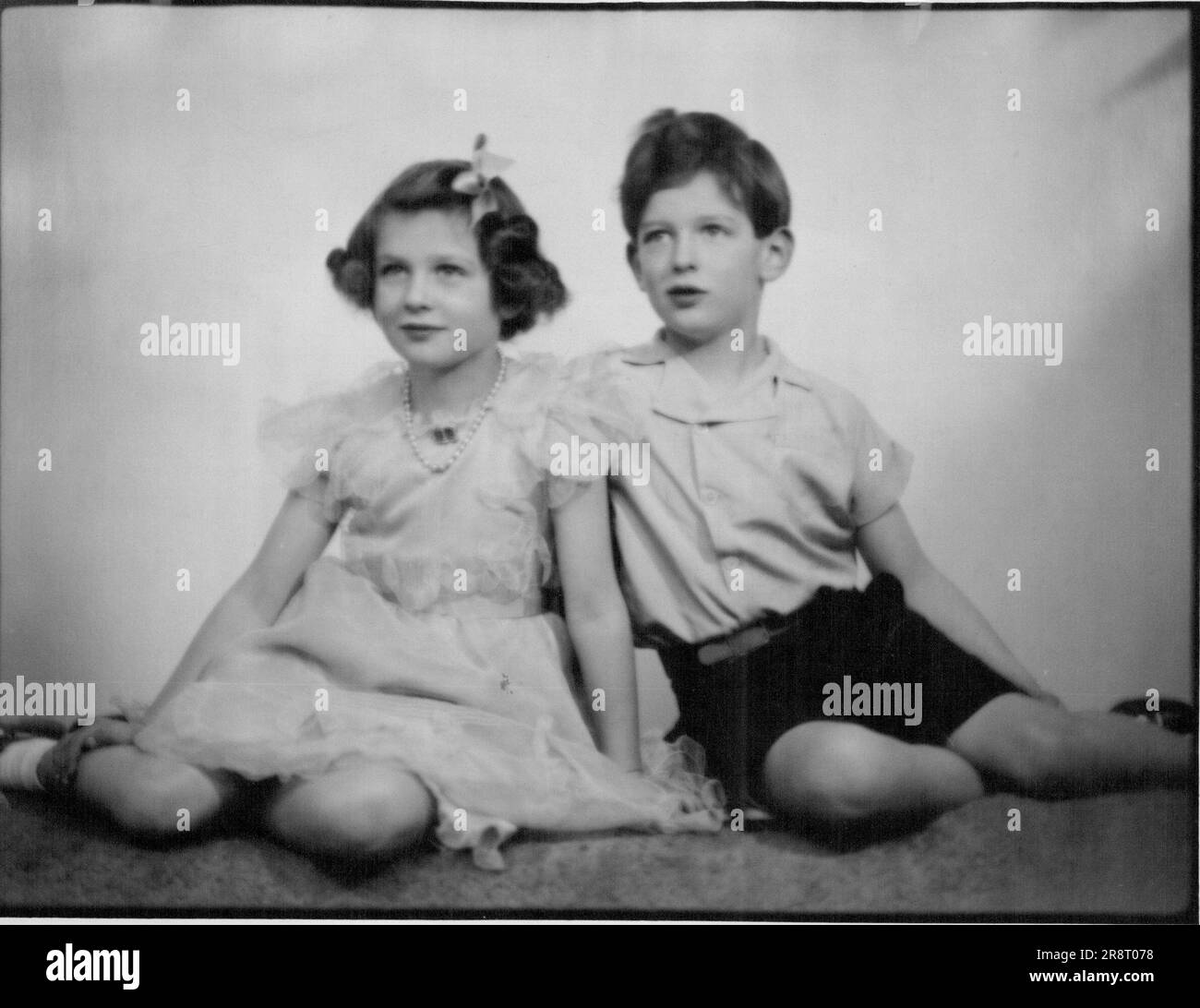 T.R.H. Prinz Edward George Nicolas Patrick (Herzog von Kent) und Prinzessin Alexandra Helen Elizabeth Olga Christabel - Kinder des verstorbenen H.R.H. Der Herzog von Kent und von H.R.H. Die Herzogin von Kent. Prinz Edward wurde am 9. Oktober 1935 und Prinzessin Alexandra am 25. Dezember 1936 geboren. 02. Juni 1943. (Foto von Lenare, Harris's Pictures Agency) Stockfoto
